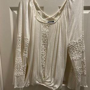 XOXO women long sleeves top with lace detail size XXL off white new
